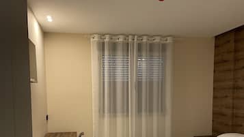 Habitación Deluxe doble | Ropa de cama de alta calidad y edredones de plumas