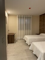 Habitación Deluxe doble | Ropa de cama de alta calidad y edredones de plumas