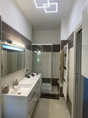 Dusche, Haartrockner, Bidet, Handtücher