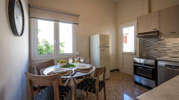 Casa, varias camas | Cocina privada | Refrigerador, horno, parrilla de estufa y lavavajillas