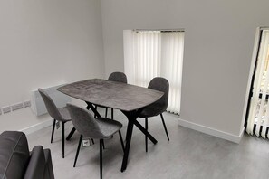 ตู้เย็น, ไมโครเวฟ, เตาอบ, เตาประกอบอาหาร