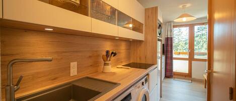 Réfrigérateur, lave-vaisselle, cafetiÚre-théiÚre, grille-pain