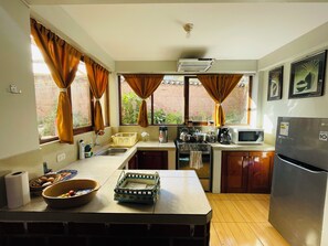 Kjøleskap, mikrobølgeovn, ovn og kokeplater