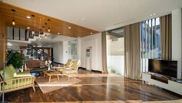 Deluxe Villa | Living area | 55-inch Smart TV with cable channels, TV, Netflix