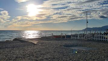 Plage à proximité, chaises longues, serviettes de plage