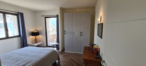 4 bedrooms, desk, travel crib, free WiFi