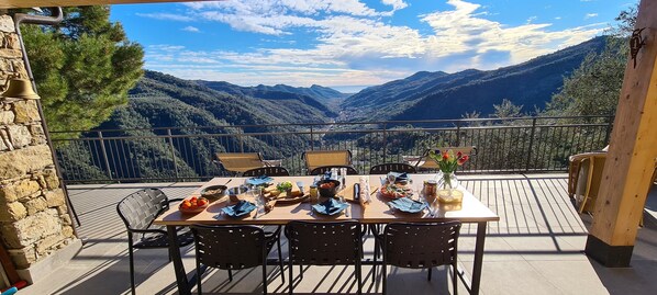 Outdoor dining - A beautiful house, a private pool and a view to dream of (Dolceacqua)