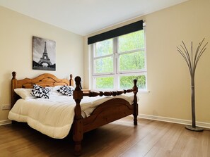Appartement, plusieurs lits | 2 chambres, fer et planche à repasser, Wi-Fi gratuit, draps fournis