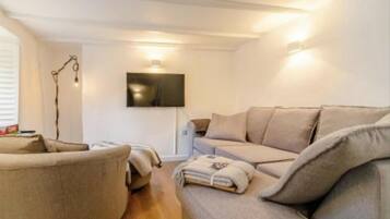 Cottage | Living room | Fireplace