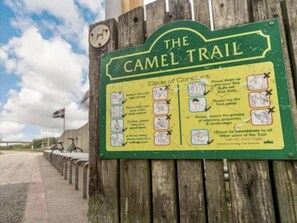 Ein Schild für den Camel Trail mit einem Verhaltenskodex.