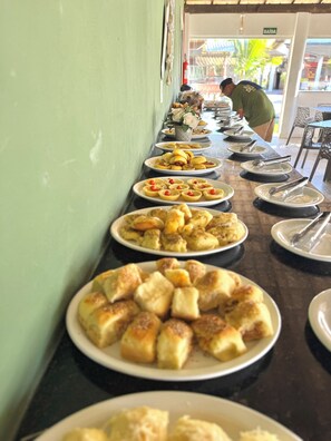 Free daily buffet breakfast - Pousada Ilha do Desejo (Una)