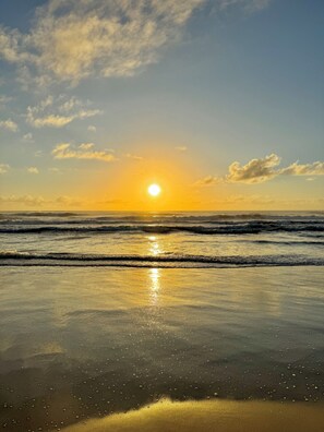 A beach with waves and a sunset. - Pousada Ilha do Desejo (Una)