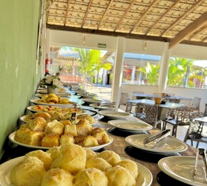 Free daily buffet breakfast - Pousada Ilha do Desejo (Una)