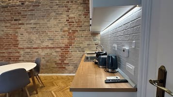 Suíte estúdio conforto | Área de estar | TV LED 81 cm com canais a cabo, TV