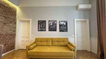 Business-Apartment | Wohnbereich | 81-cm-LED-Fernseher mit Kabelempfang, Fernseher
