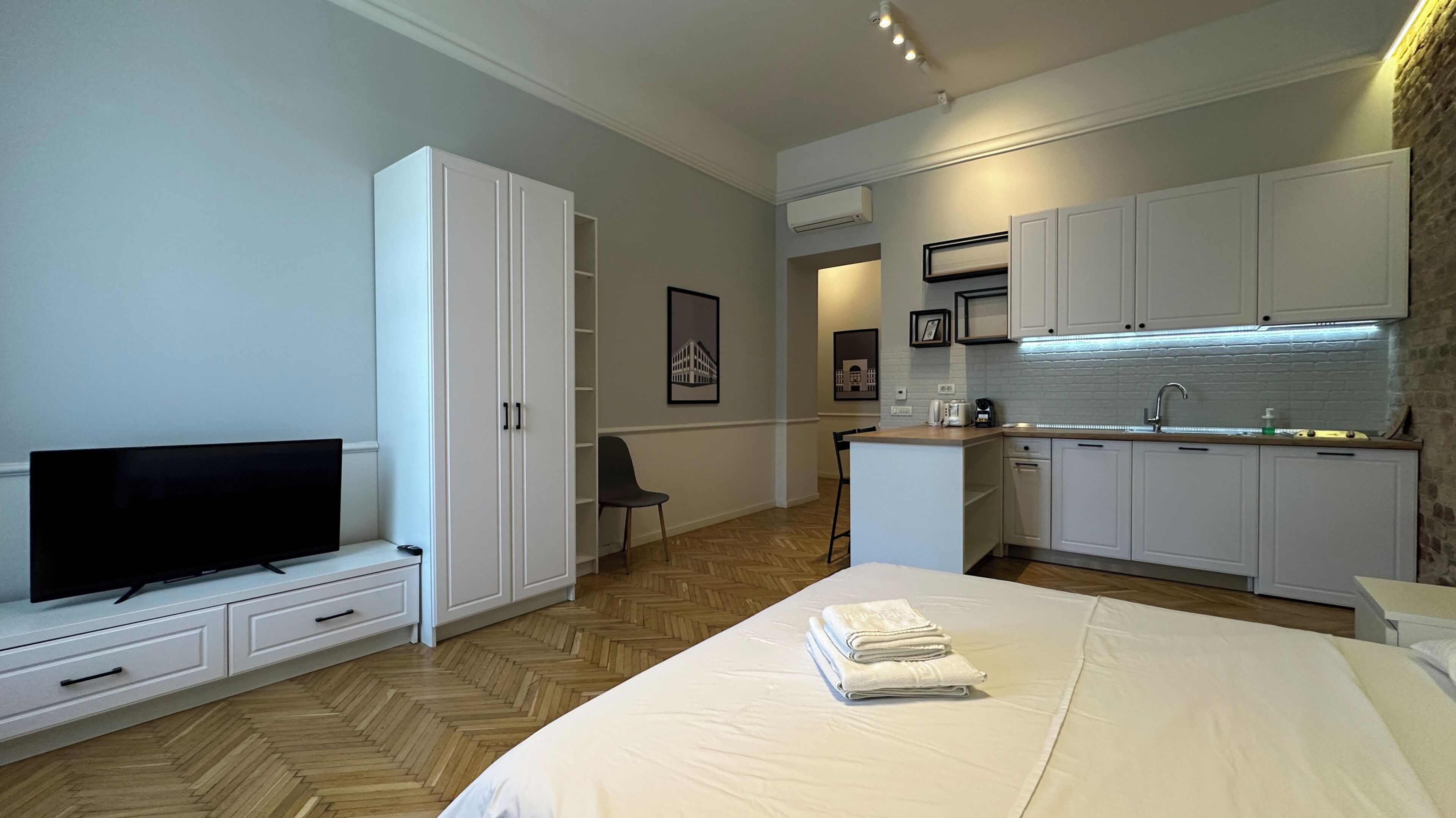 Comfort Studio | Individually decorated, individually furnished, blackout drapes