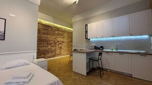 Deluxe Studio Suite | Living area | 81-cm LED TV with cable channels, TV