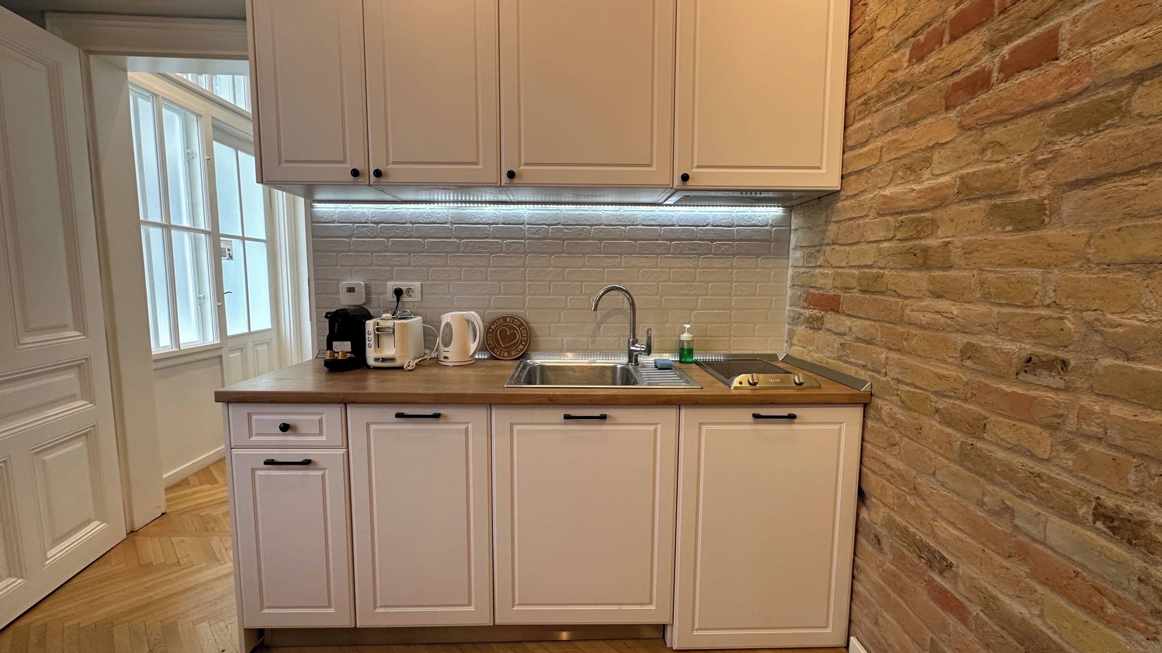 家庭公寓 | 客廳 | 81 厘米LED 電視連有線電視頻道、電視