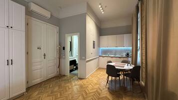 Estudio Confort | Cocina privada | Frigorífico pequeño, placa de cocina y lavavajillas