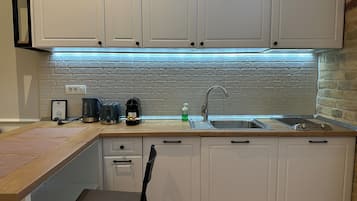 Deluxe Studio Suite | Private kitchen | Mini-fridge, stovetop, dishwasher, espresso maker