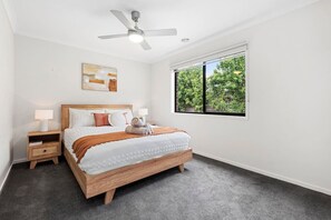 4 bedrooms, iron/ironing board, free WiFi, bed sheets