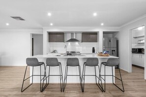 Fridge, oven, stovetop, dishwasher