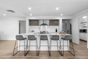 Fridge, oven, stovetop, dishwasher