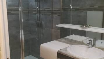 Dusch, hÄrtork, handdukar och toalettpapper