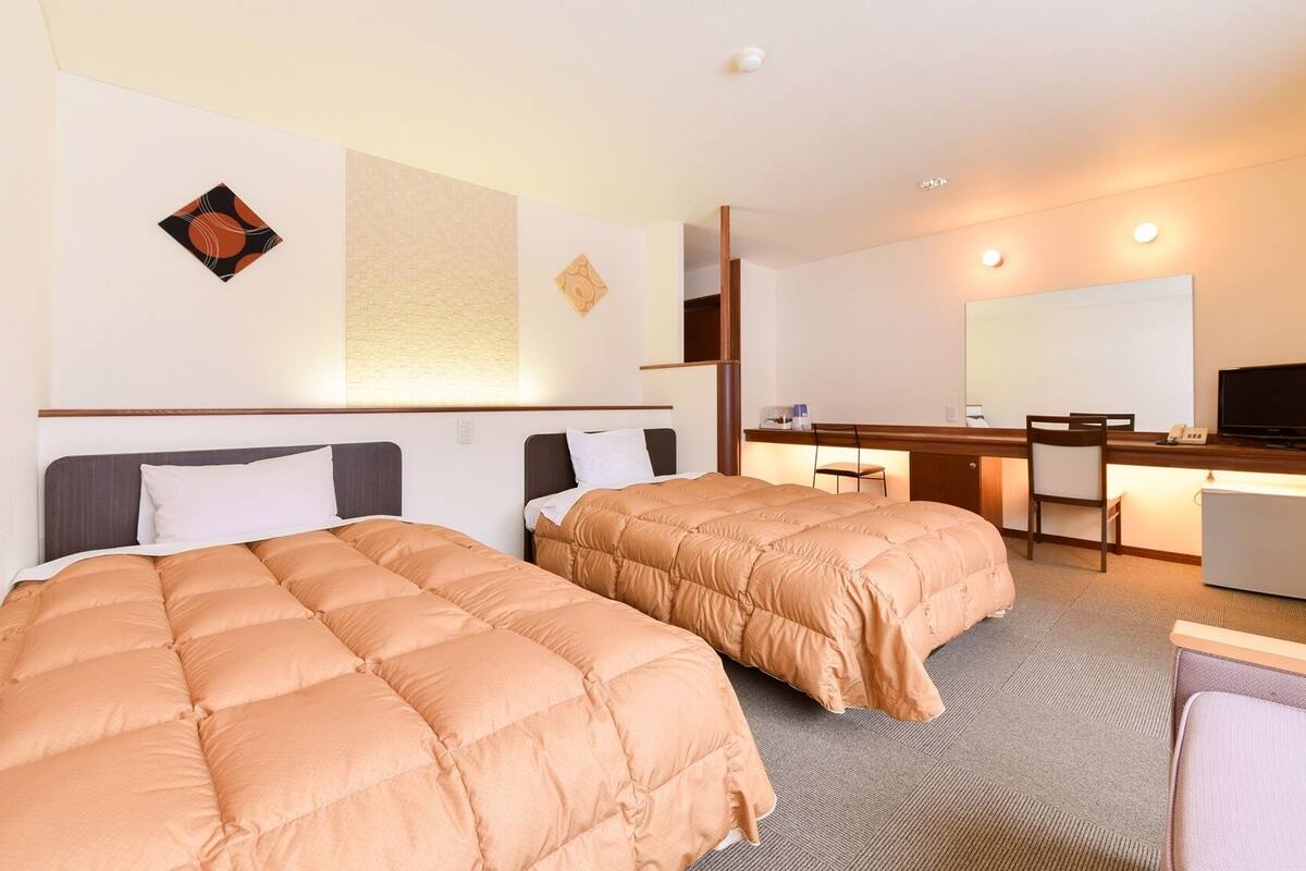 In-room safe, WiFi (free), bed sheets