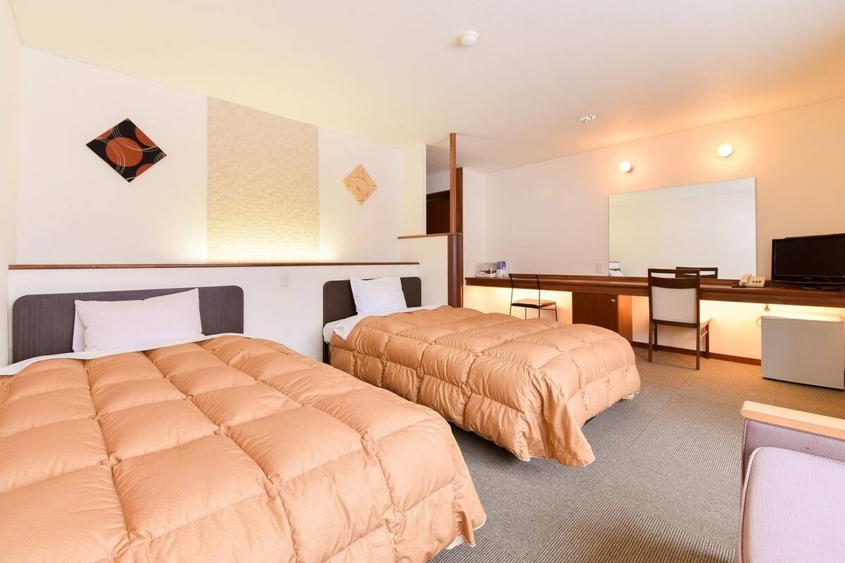 In-room safe, WiFi (free), bed sheets