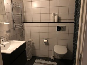 Dusch, hårtork och handdukar