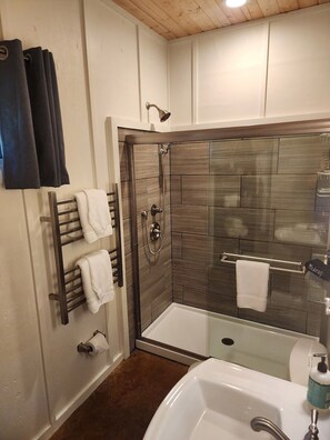 Shower, hair dryer, towels, soap - Tropical cottage with fresh rain water hot tub close to Volcanoes National Park (Volcano)