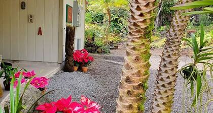 Tropical cottage with fresh rain water hot tub close to Volcanoes National Park