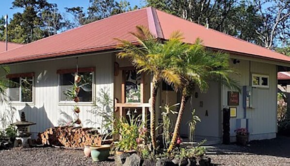 Exterior - Tropical cottage with fresh rain water hot tub close to Volcanoes National Park (Volcano)