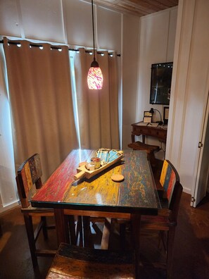 Dining - Tropical cottage with fresh rain water hot tub close to Volcanoes National Park (Volcano)