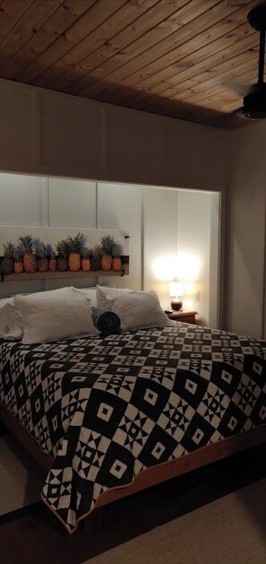 1 bedroom, in-room safe, desk, iron/ironing board - Tropical cottage with fresh rain water hot tub close to Volcanoes National Park (Volcano)