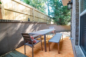 Outdoor dining - Modern Lux on Debardeleben | 3 Bed, 3 Bath (Auburn)