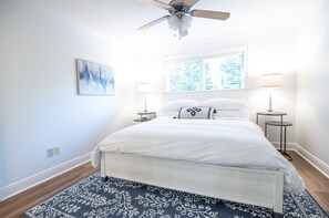 3 bedrooms, WiFi, bed sheets - Modern Lux on Debardeleben | 3 Bed, 3 Bath (Auburn)