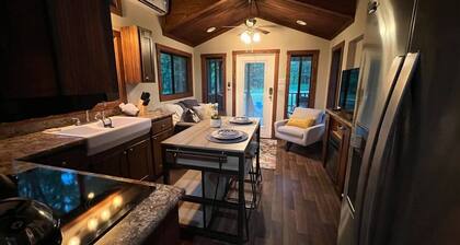 Snuggle Up-Swimming Pool & Clubhouse - Tiny House