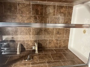Badewanne, Haartrockner, Handtücher