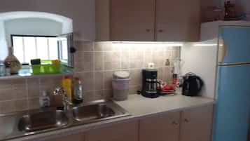 Cottage | Private kitchen | Fridge, microwave, oven, stovetop