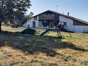 Notre ferme, domaine
Vue extérieure à votre arrivée
Charme, balancoire étang