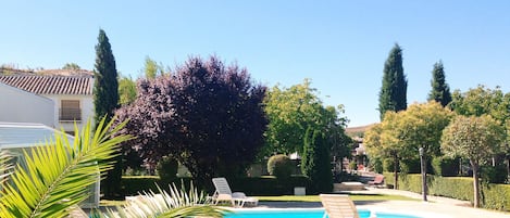 Piscina interna, piscina externa sazonal, espreguiçadeiras