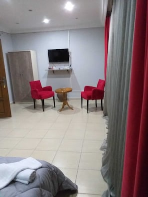 Exclusive Triple Room | Living area