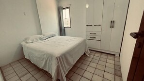 2 عدّة غرف نوم ومكواة/لوح كي وواي فاي وملاءات أسرّة