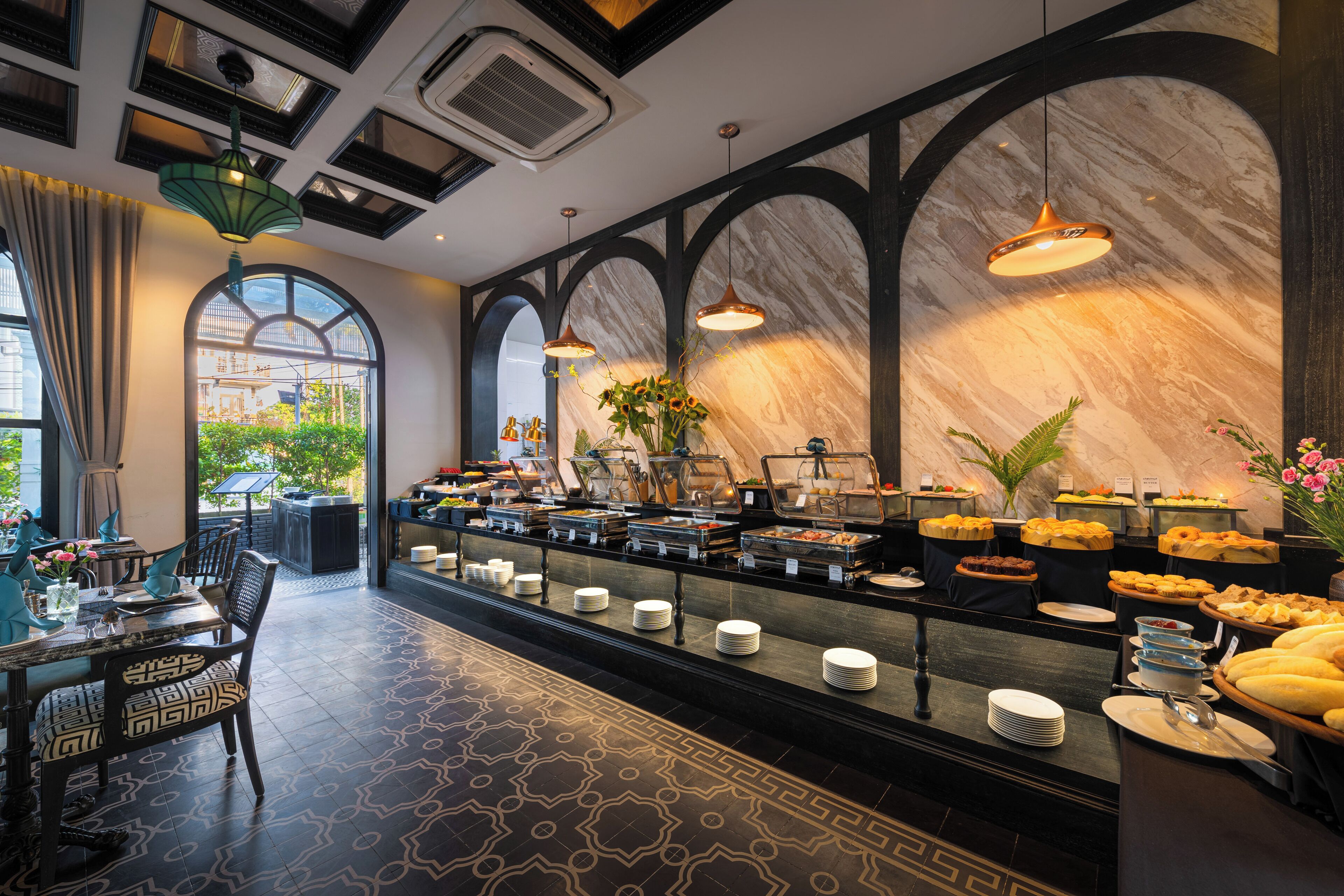 Bữa sáng buffet hàng ngày với phụ phí nhỏ 