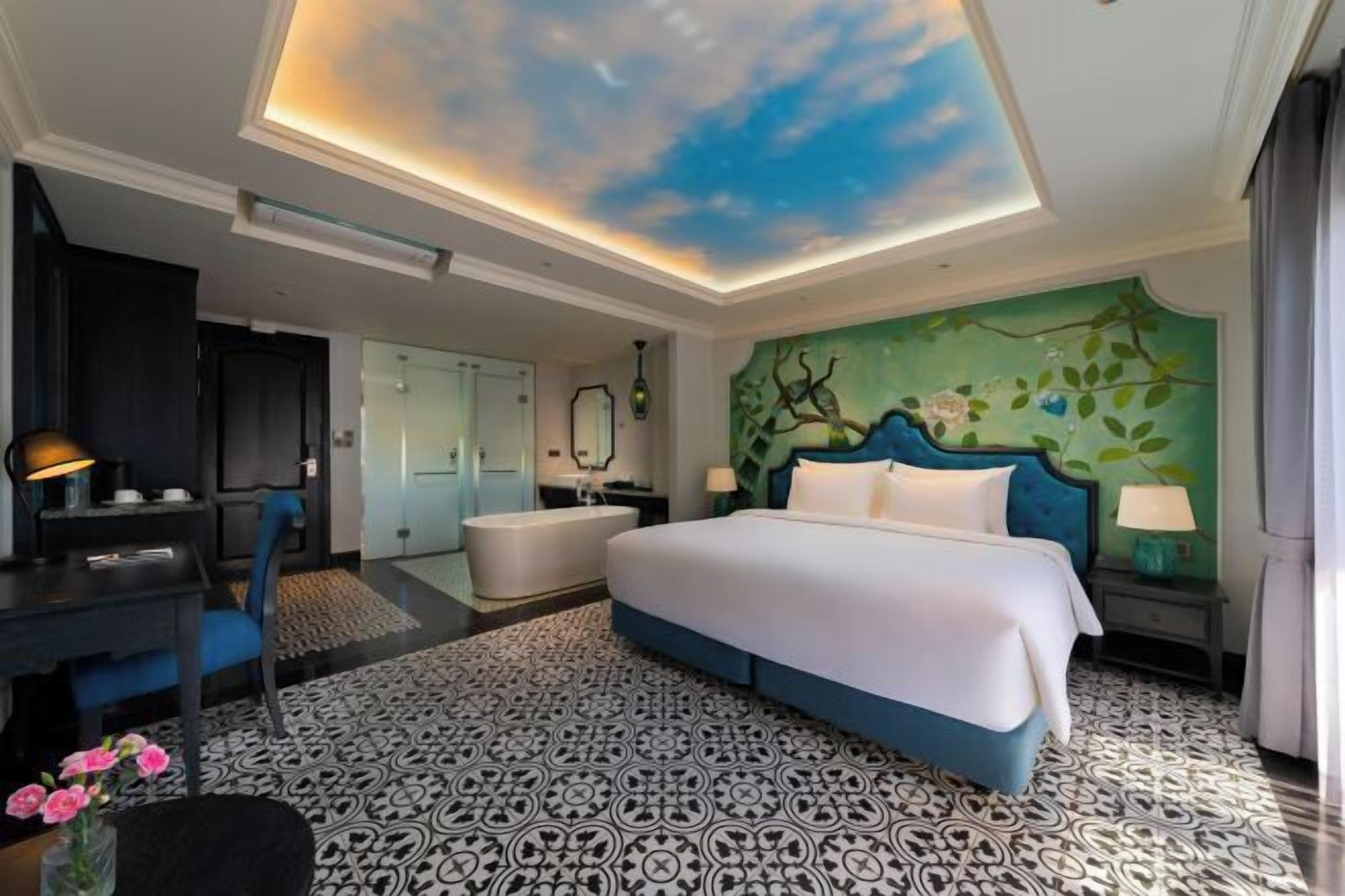 Minibar, in-room safe, desk, laptop workspace