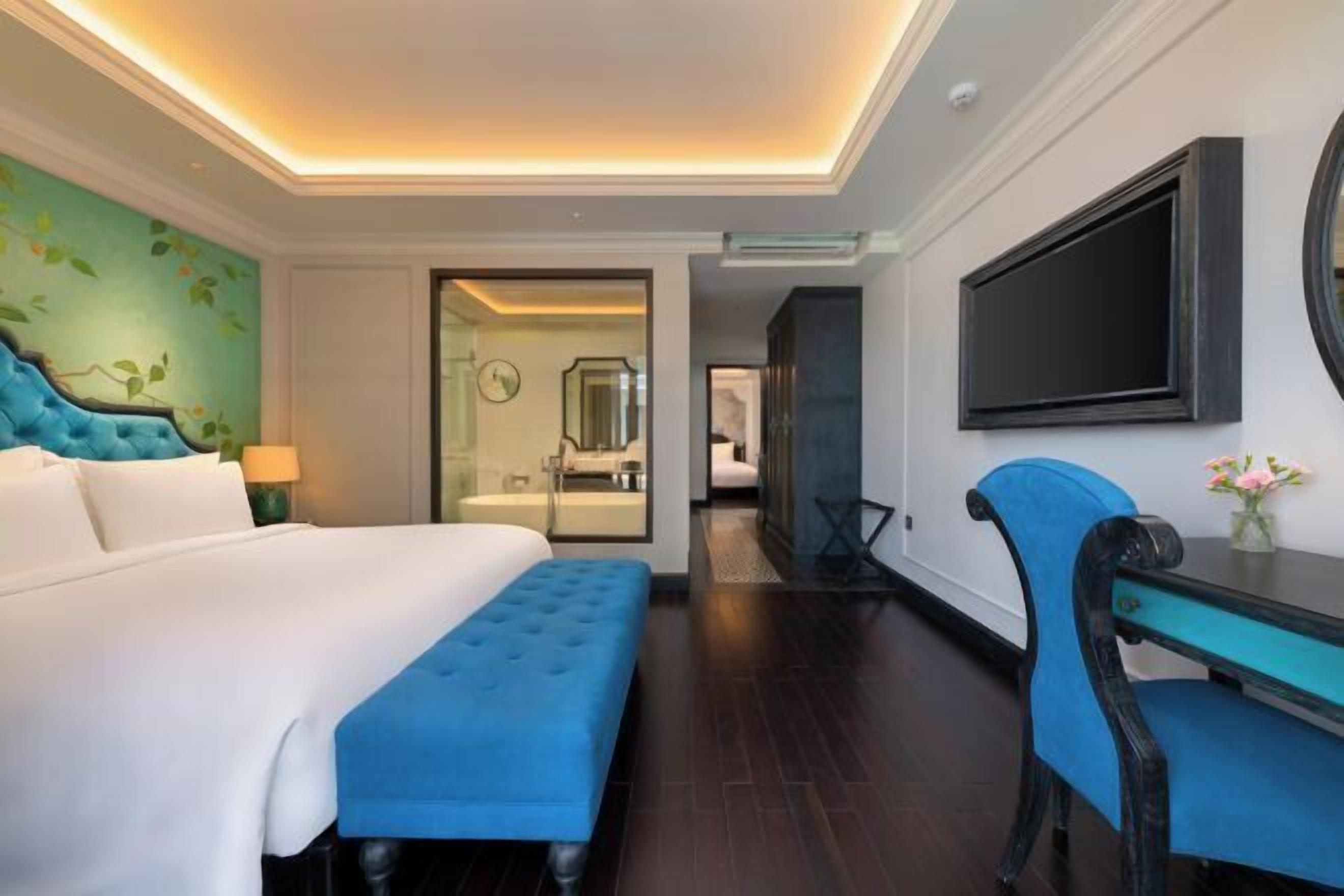 Minibar, in-room safe, desk, laptop workspace