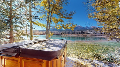 Private Hot Tub! Lakefront-Walk Out to SUP, 3 Suites. Easy Drive to Town