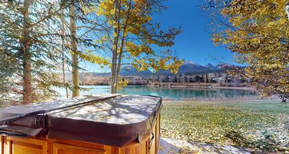 Private Hot Tub! Lakefront-Walk Out to SUP, 3 Suites. Easy Drive to Town
